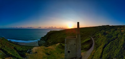 Brown lighthouse photography
